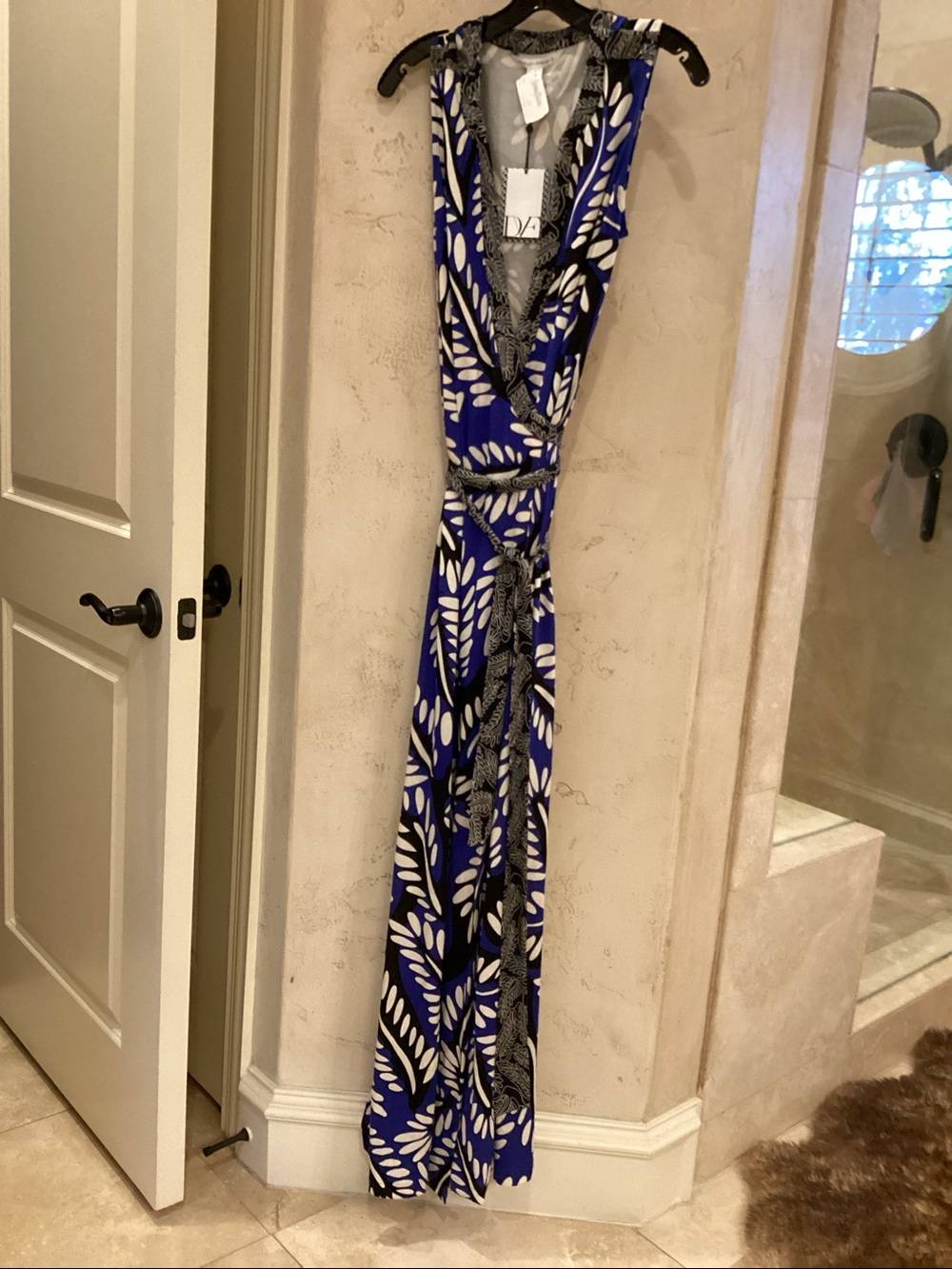 Diane Von Furstenberg Blue and Black Leaf-Print Wrap Maxi Dress - Picture 4 of 7